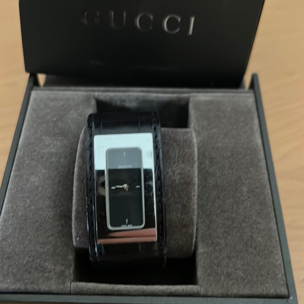 Gucci crocodile cuff watch 7800 S